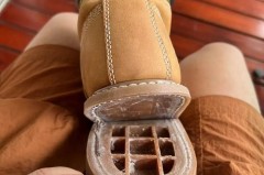 马丁靴的鞋垫老跑出来怎么办，马丁靴鞋垫下面是纸板？