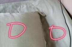 枕套发霉黑点是怎么回事，枕头套发霉了洗干净还能用吗？