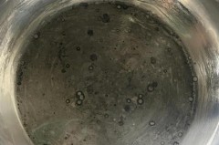 不锈钢锅内壁变黑有毒吗，火忘了关一直干烧锅怎么处理？