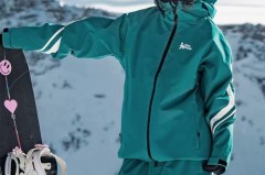 滑雪服里面要穿羽绒服吗，滑雪服里面穿裤子吗？