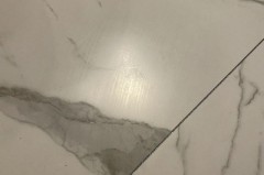 地板砖雾蒙蒙的怎么回事，地板砖有一层雾是什么造成的？